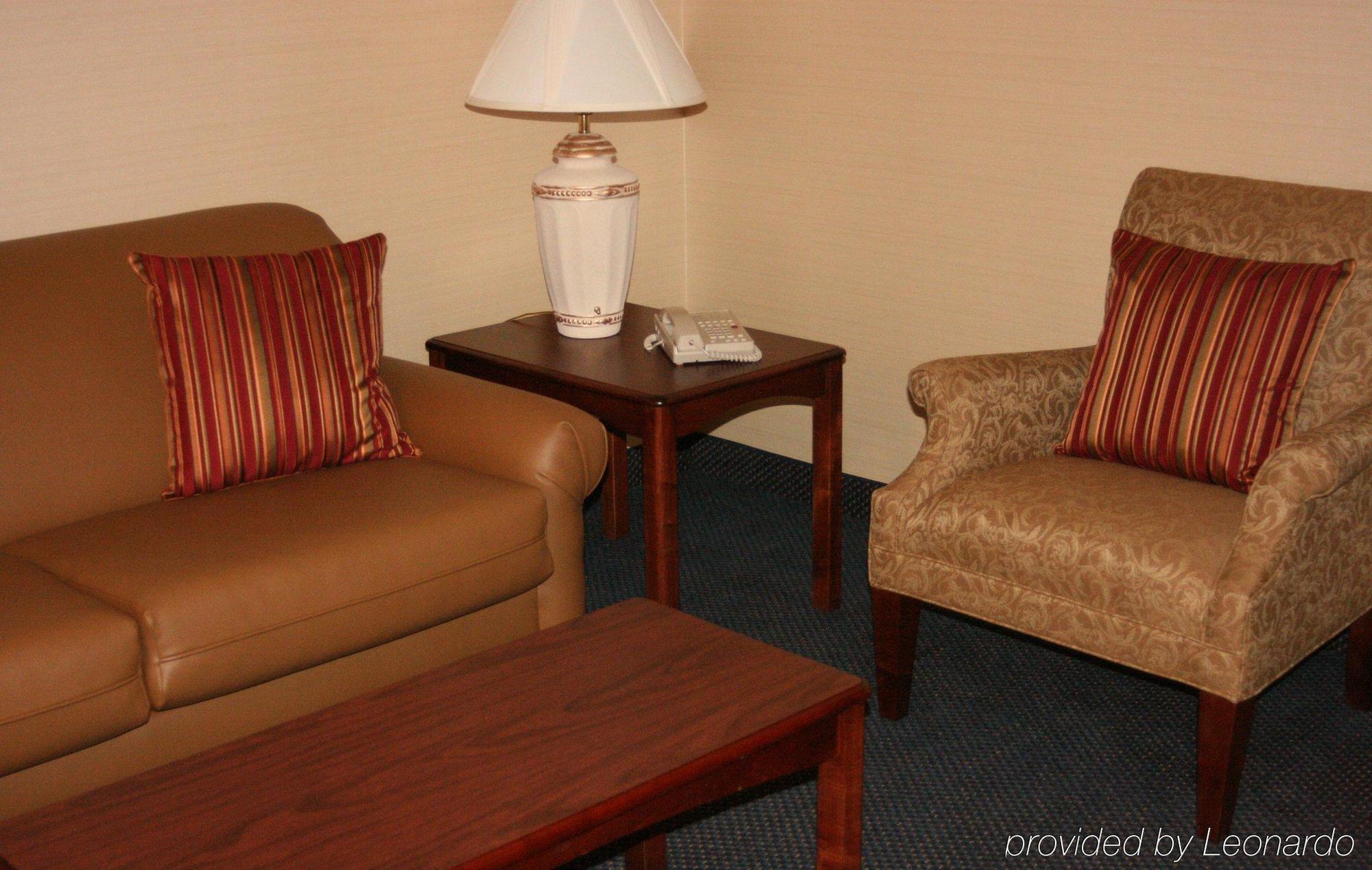 Maron Hotel & Suites Danbury Room photo