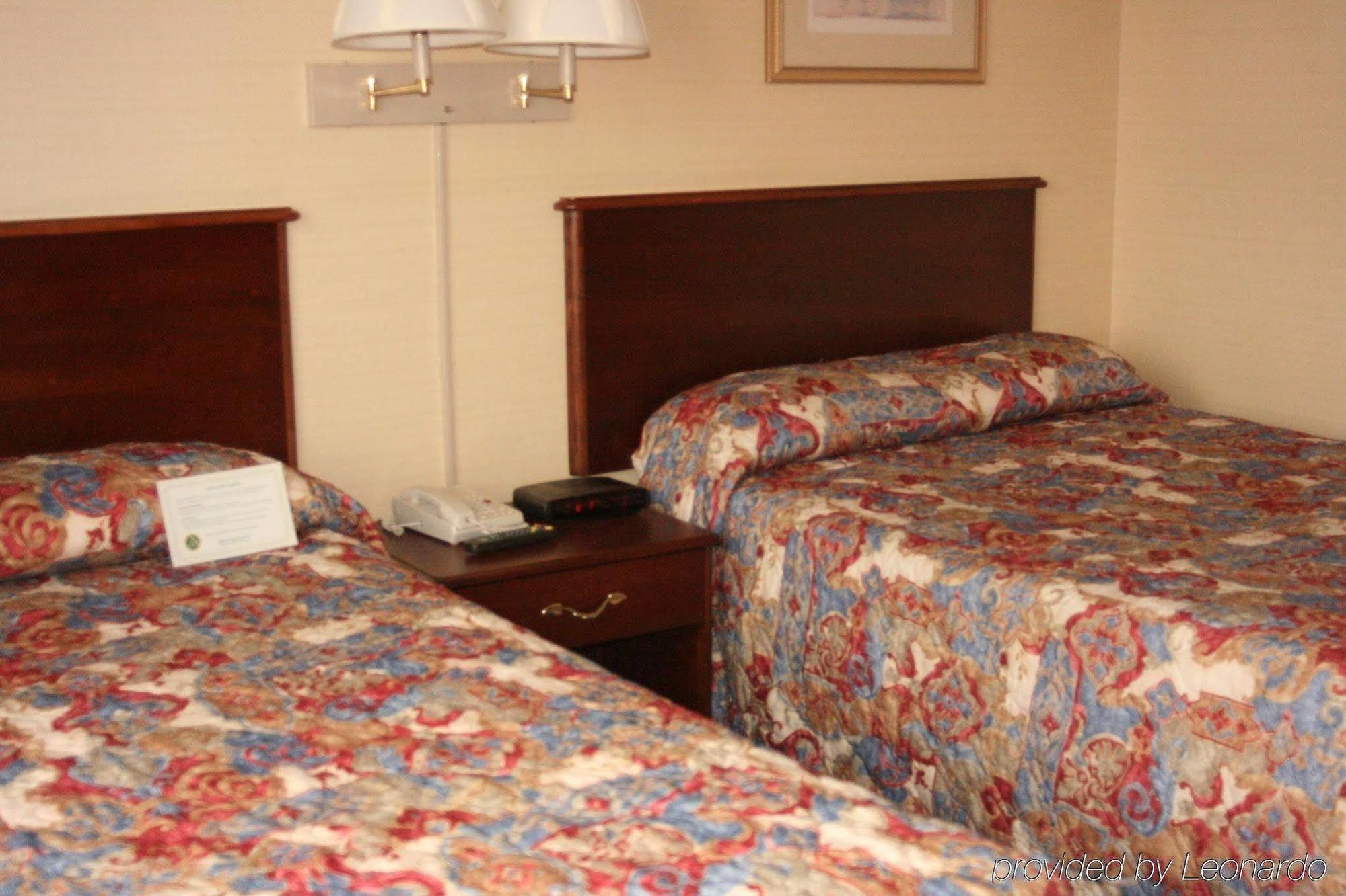 Maron Hotel & Suites Danbury Room photo
